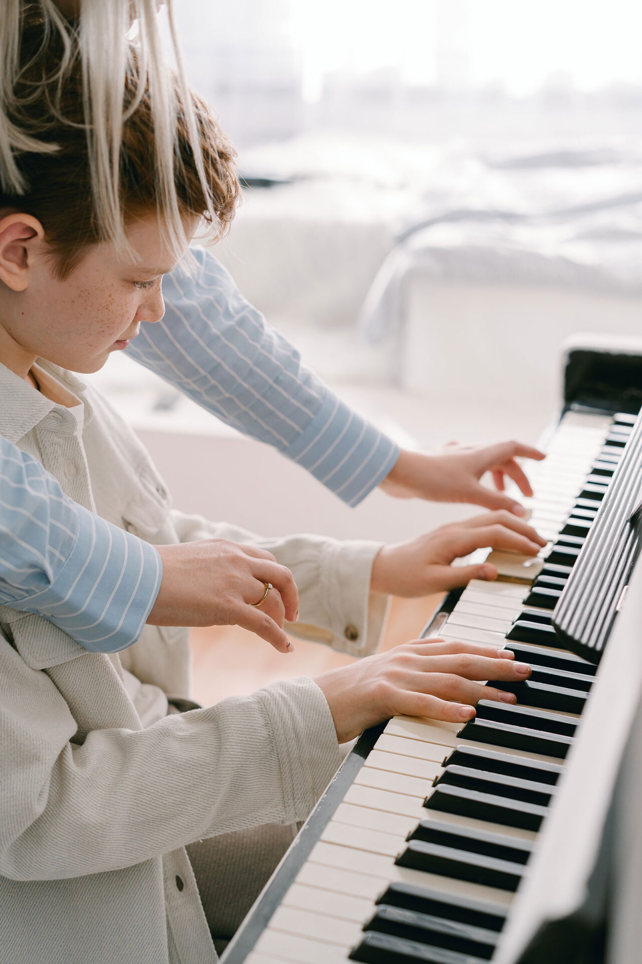 Teaching a child to learn piano
